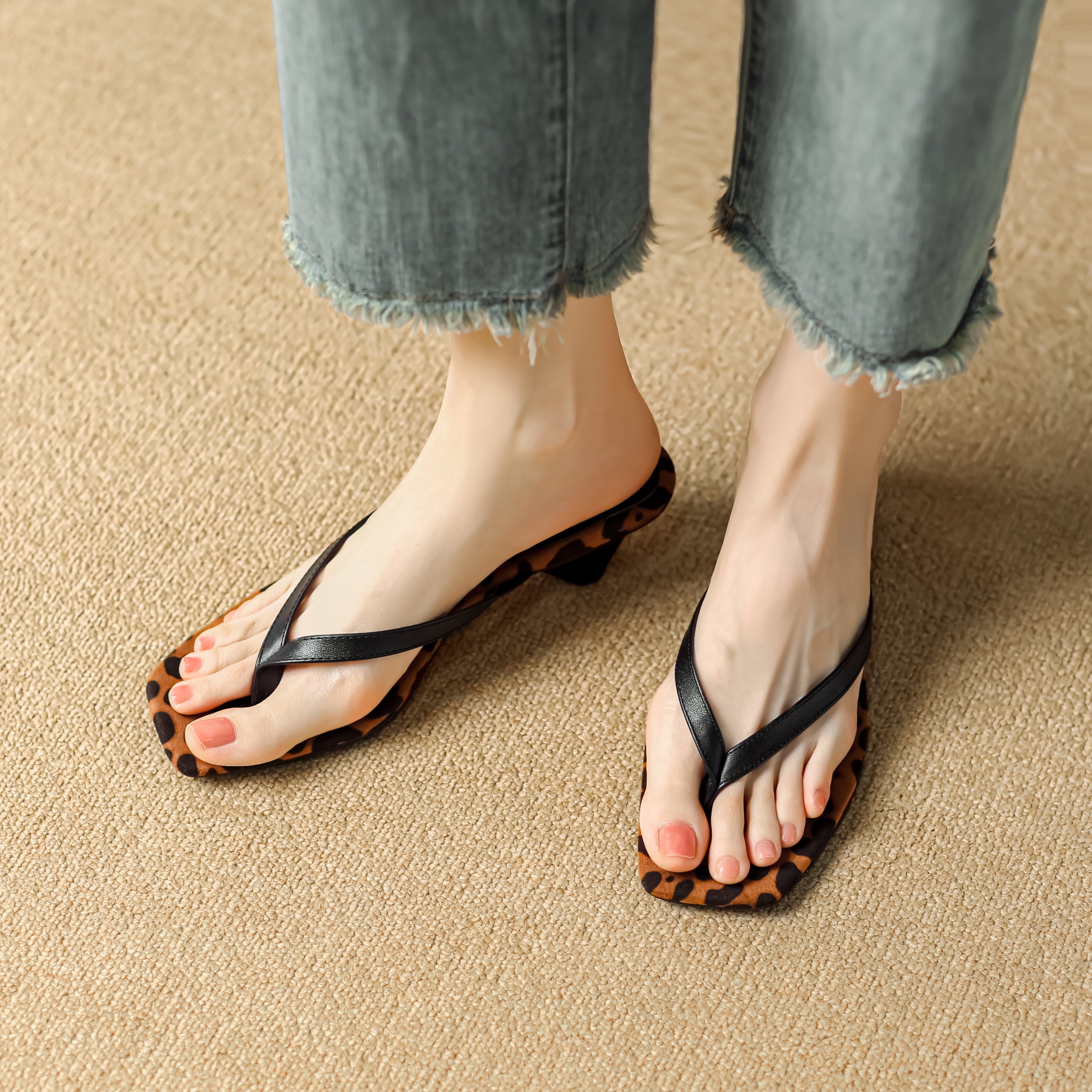 Leopard-Print-Chunky-Heel-Leather-Flip-Flops